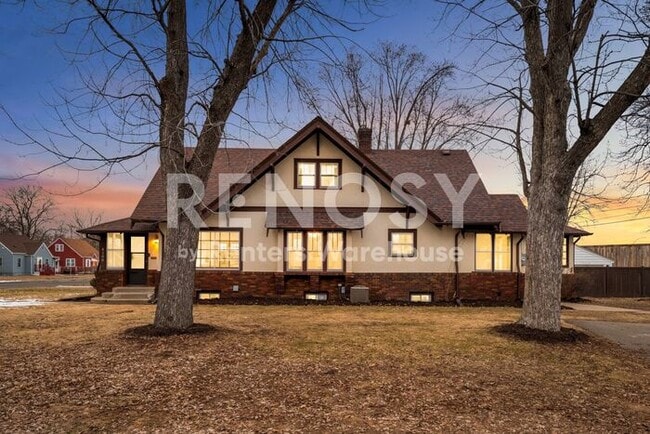Building Photo - Available July 1st 5 Bedroom 2 Bath Single Family Home in Robbinsdale