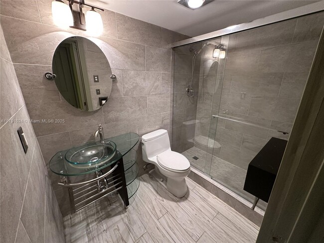 Foto del edificio - 6010 S Falls Cir Dr