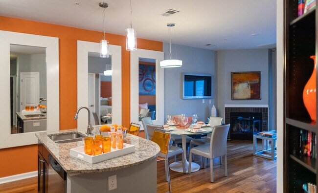 Gabinetes de arce de 42 pulgadas y encimeras de granito. - The Villas at Dorsey Ridge