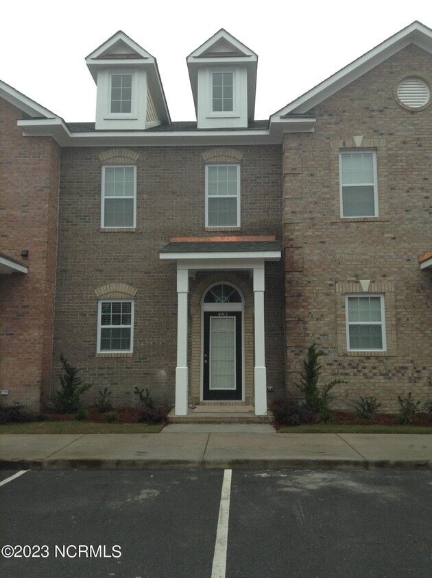 4913 Exton Park Loop, Castle Hayne, NC 28429 Townhome Rentals in