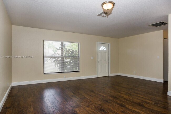 Foto del edificio - 5927 Ithaca Cir W