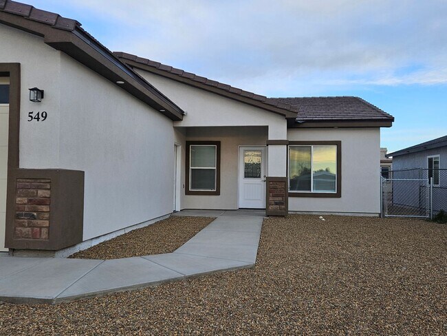 Foto del edificio - Beautiful and Brand New home in Holiday Sh...