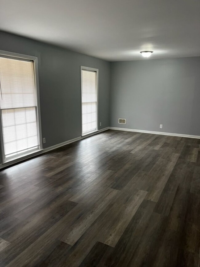 Building Photo - Beautiful newly remodeled 3 bed 2 bath home