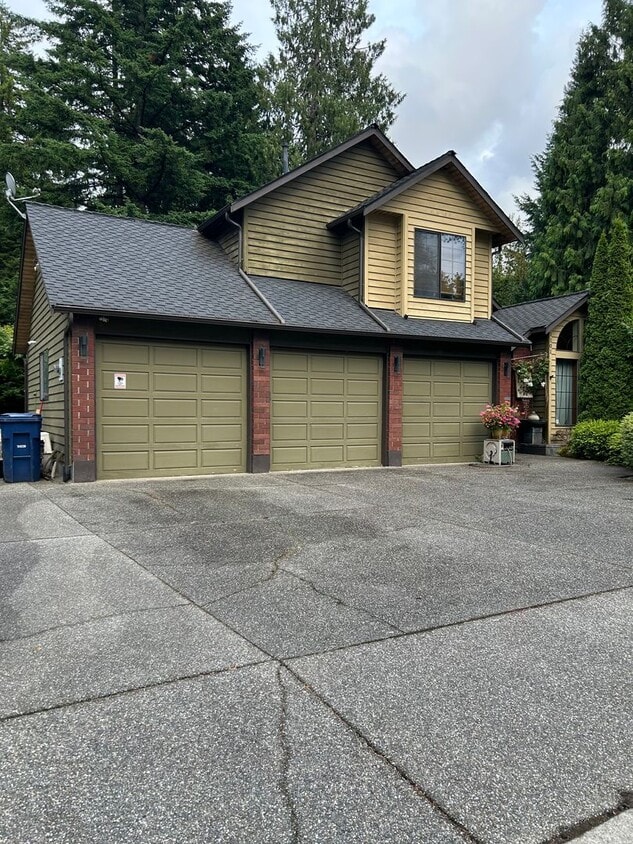 Primary Photo - 3-bedroom, 2.5-bathroom home located in th...