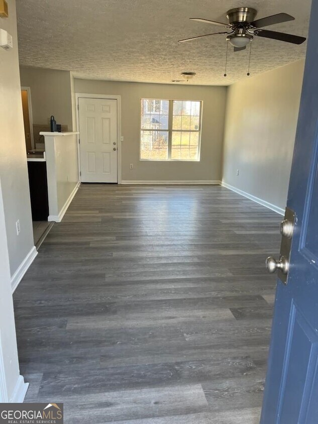 Building Photo - 6759 Hidden Lake Dr