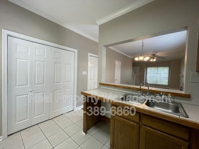 Building Photo - 910 W Macci St