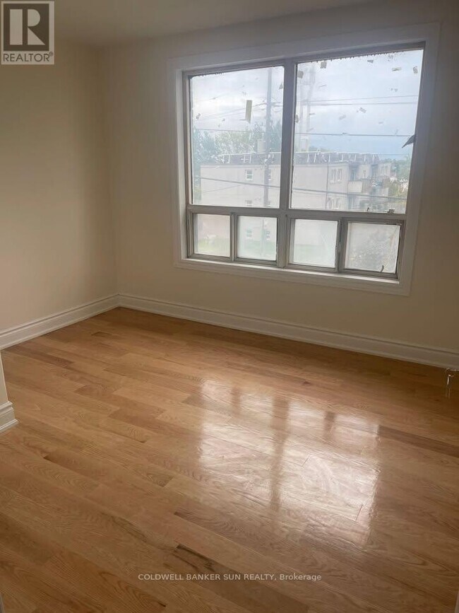 Photo du bâtiment - 220 Bloor St W