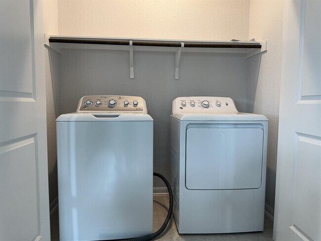 Building Photo - 550 Sugar Cane