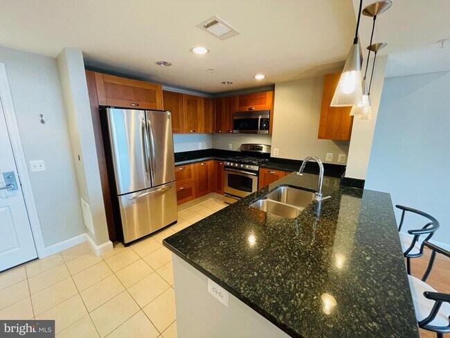 Foto del edificio - 2451 Midtown Ave