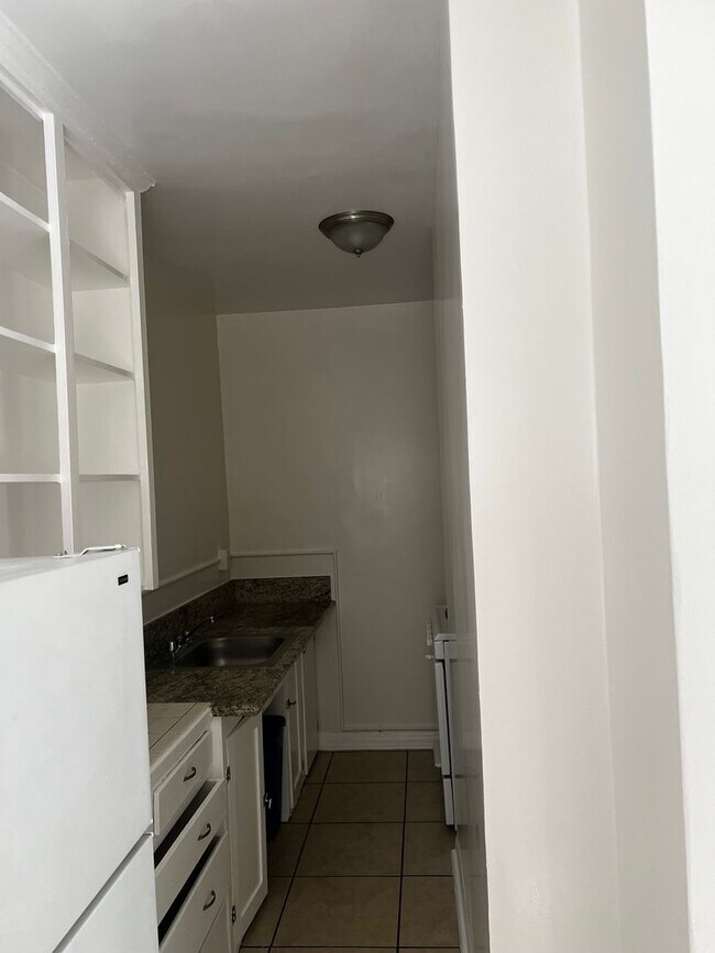 Foto del edificio - STUDIO $1495 LOS FELIZ HARDWOODS EXPOSED B...