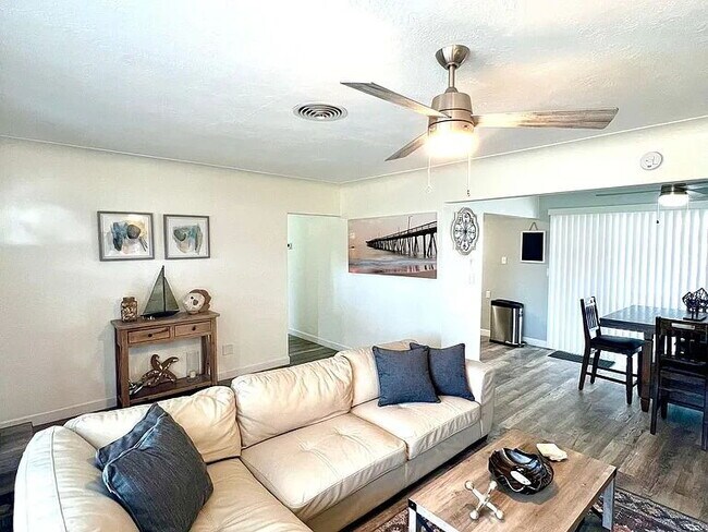 Bright & Cozy Home in a Prime Location - Bright & Cozy Home in a Prime Location