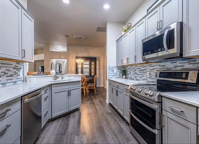 Building Photo - Bungalow in the Harbor Hills Country Club