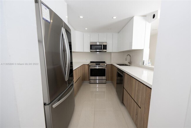 Foto del edificio - 100 Bayview Dr