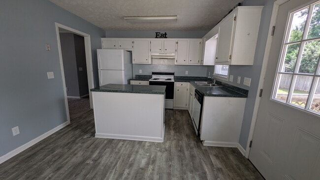 Building Photo - 629 Red Tip Cir