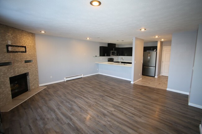 Foto del edificio - Nicely Updated 3 Bedroom Condo Downtown!