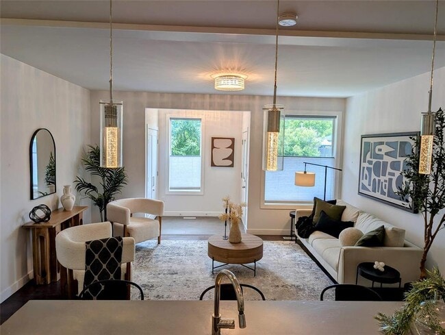 Building Photo - 645 Kingsbury Ave