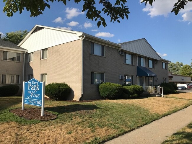 Foto del edificio - 10000 W Nine Mile Rd