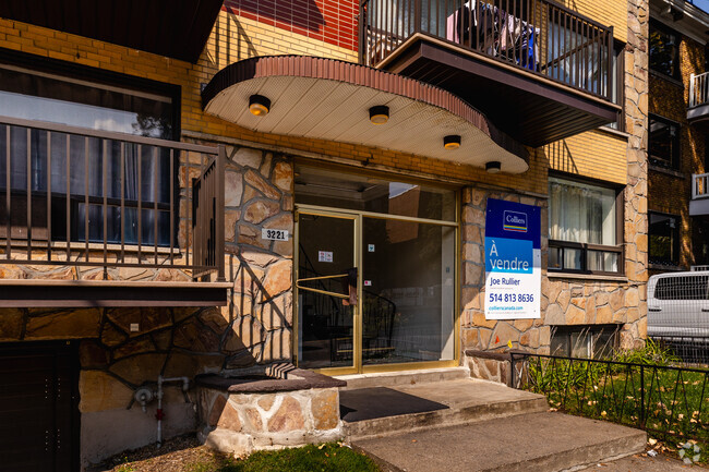 Building Photo - 3221 Boul Édouard-Montpetit