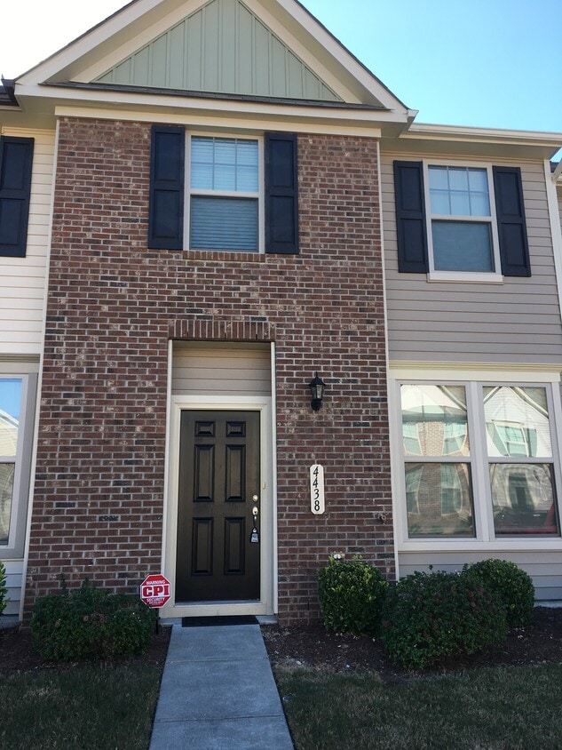 Primary Photo - 4438 Hillsgrove Rd