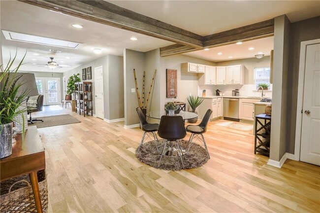 Building Photo - 407 W Odell St