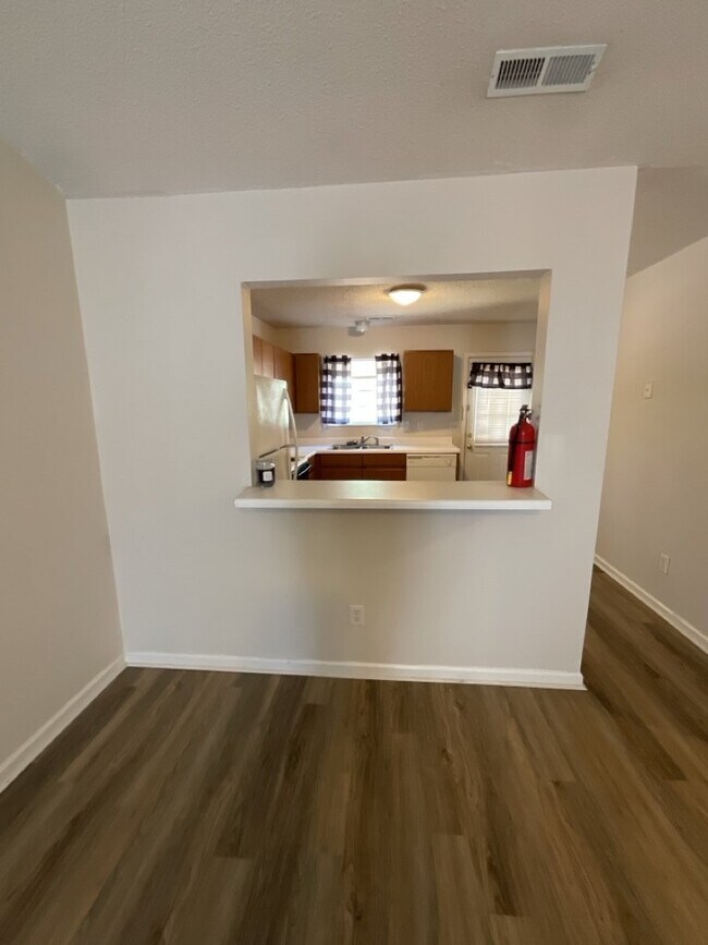 Building Photo - Nice 2 Bedroom Duplex - 210 Live Oak Ct.
