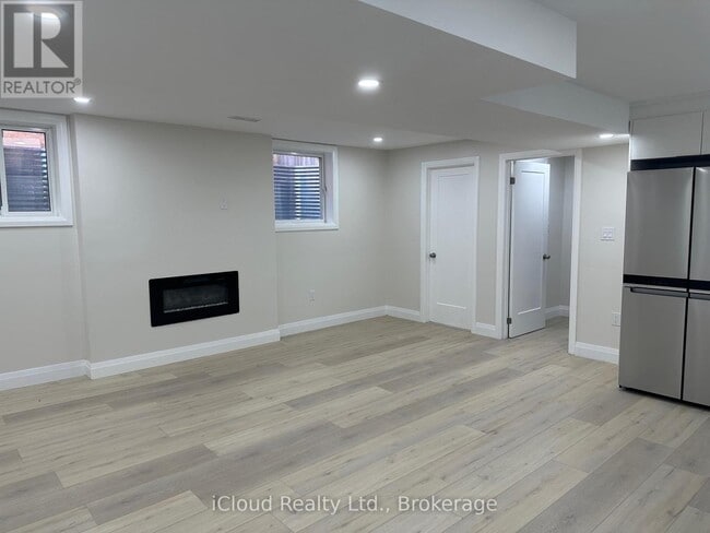 Building Photo - 3881 Skyview St