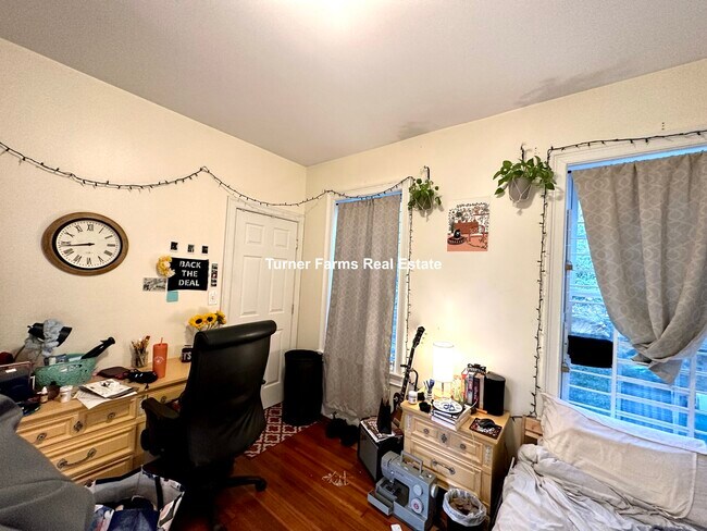 Foto del edificio - 107 Fisher Ave