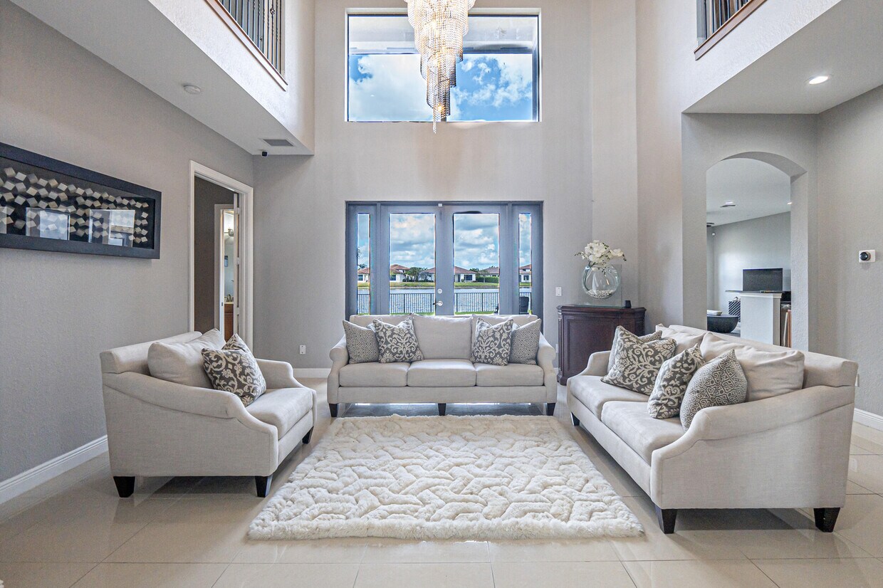 Foto principal - 8950 Lakeview Pl
