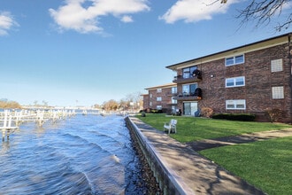 Building Photo - 22 N Pistakee Lake Rd