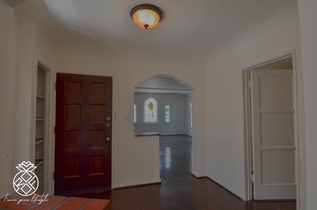 Foto del edificio - 226 S Arnaz Dr