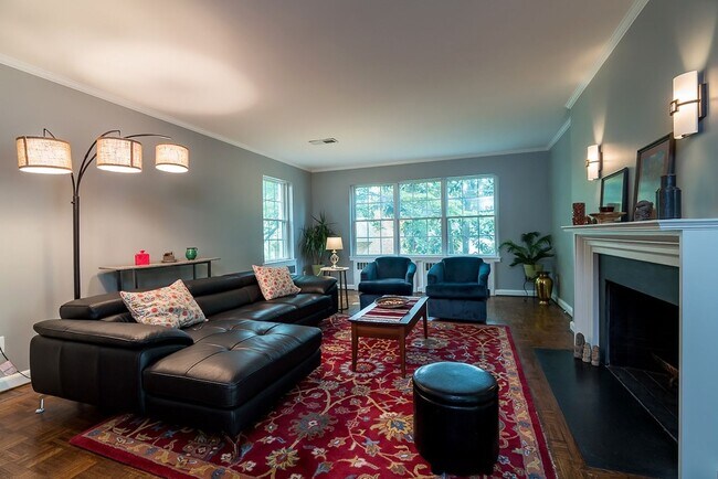 Building Photo - Prominent Detached Home on Corner Lot in N...