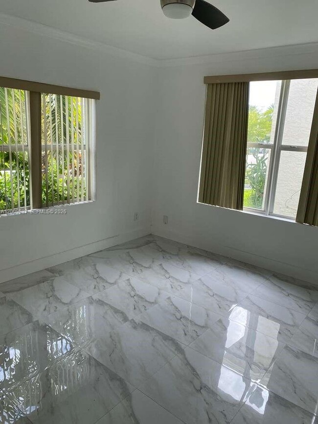 Foto del edificio - 119 Menores Ave