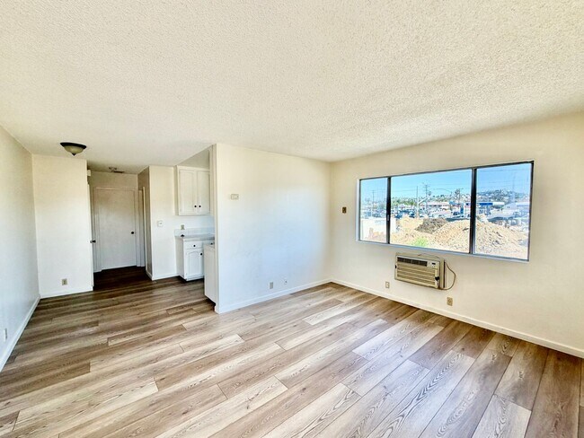 Foto del edificio - Upper Corner Unit with Parking