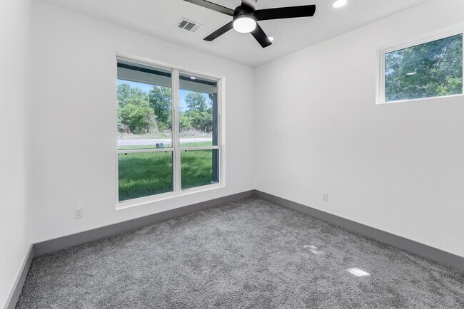 Foto del edificio - 90 Piping Rock Pl
