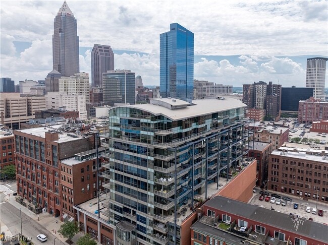 Building Photo - 701 W Lakeside Ave