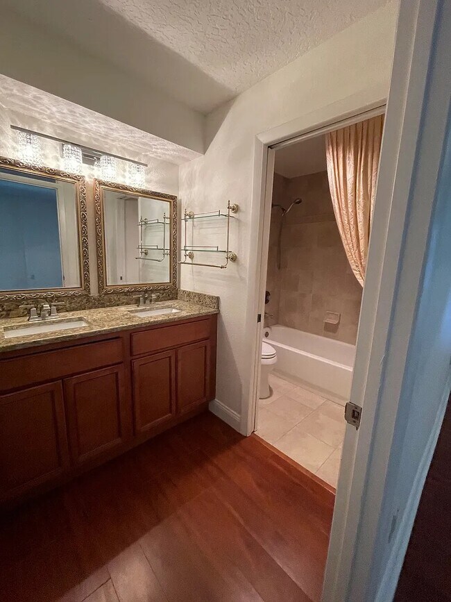 Baño de la planta superior - 2190 Woodbridge Rd