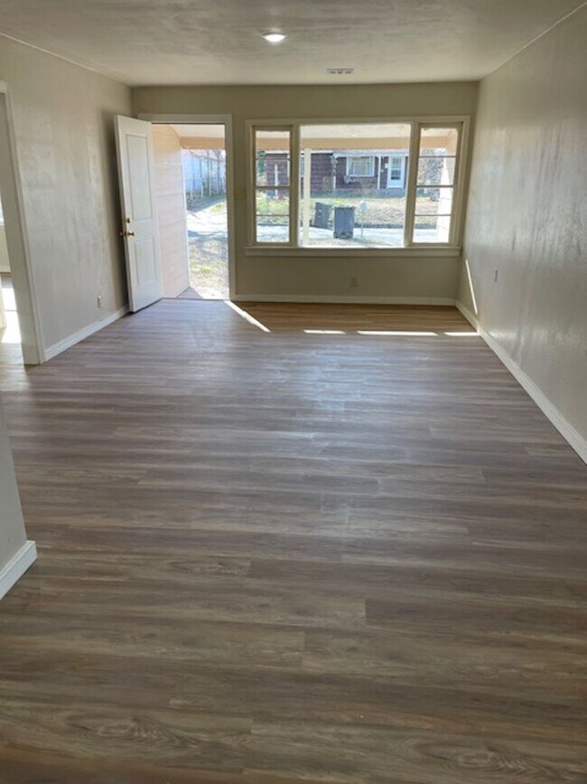 Foto del edificio - 1648 S Maple Ave