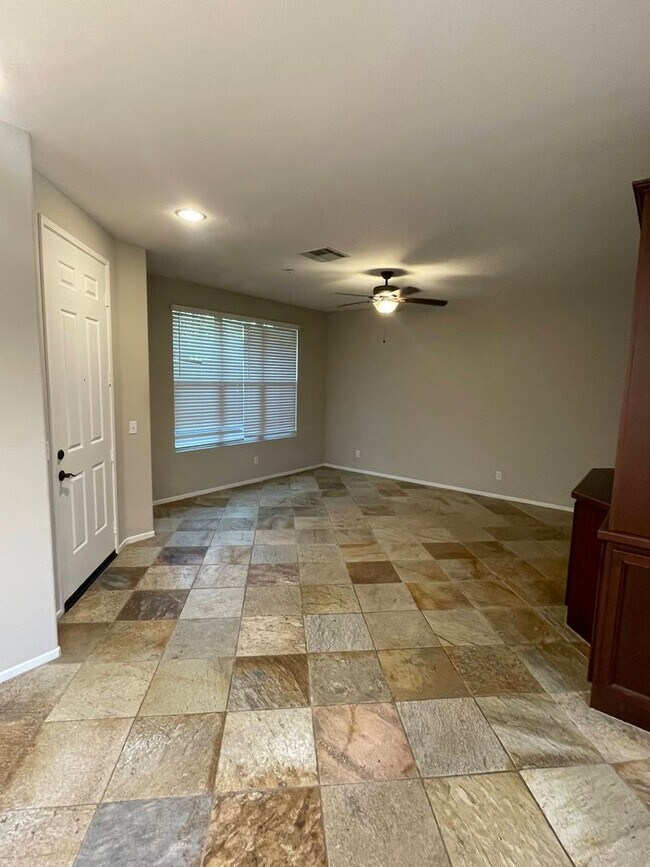 Foto del edificio - Beautiful Three Story Townhome In San Elij...