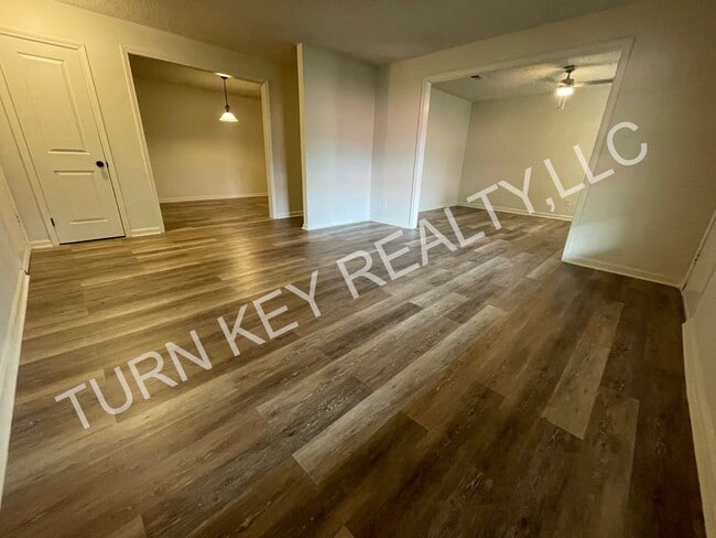 Building Photo - 910 Chapel Creek Dr
