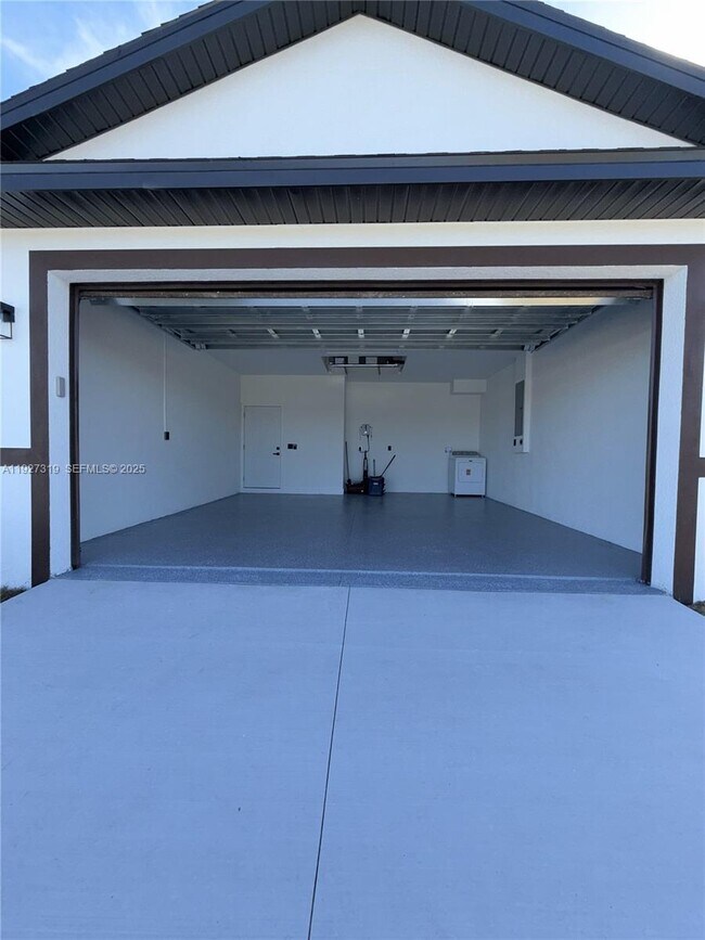 Building Photo - 8033 Oakleaf Cir