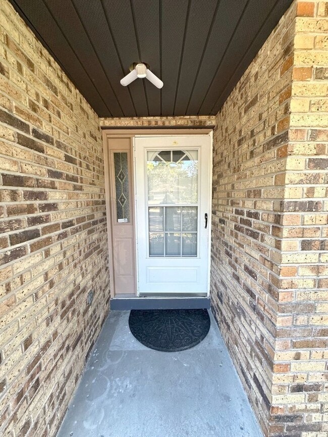 Building Photo - Charming 3-Bedroom Pool Home on a Quiet Cul-de-Sac in Rosemont