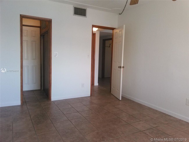 Building Photo - 450 Golden Isles Dr