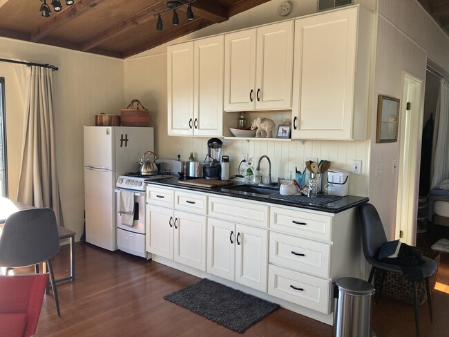 Kitchen - 828 Craft Ave