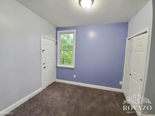Foto del edificio - 4 br, 1 bath Apartment - 107 S 10th St Apt 2