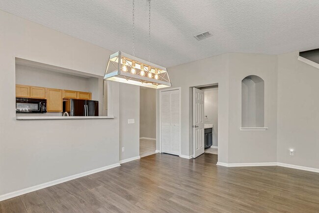 Foto del edificio - 12423 Forest Lake Cir E