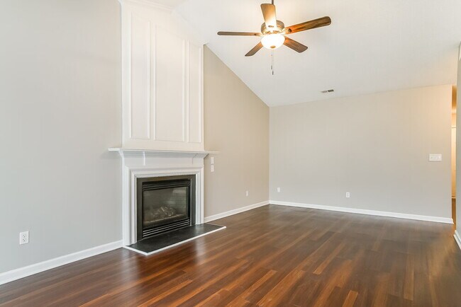 Foto del edificio - 5515 Scenic Brook Ln