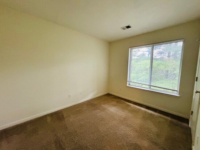 Building Photo - 4 Bedroom 2 Bath Condo