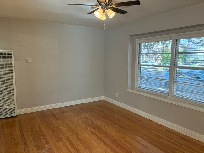 Foto del edificio - Very Spacious & Updated 1 bedroom/1 bath Apartment