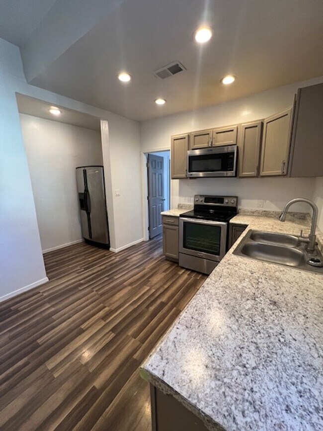 Foto del edificio - Can’t get any closer to Downtown Albuquerque, two bedroom one bath duplex