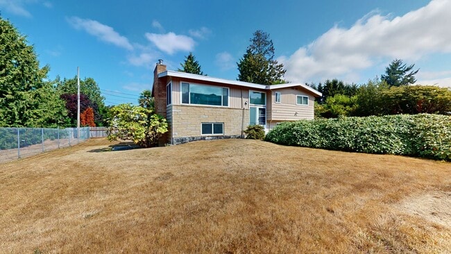 Foto del edificio - Location, Location, Location! - Four Bedroom house located minutes from Des Moines Waterfront